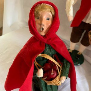Byers Choice Ltd. 2002 Williamsburg Caroler Girl with Apple Basket
